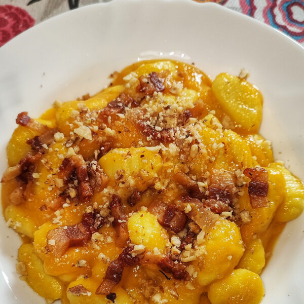 Gnocchi di patate con crema di zucca, guanciale e granella di noci