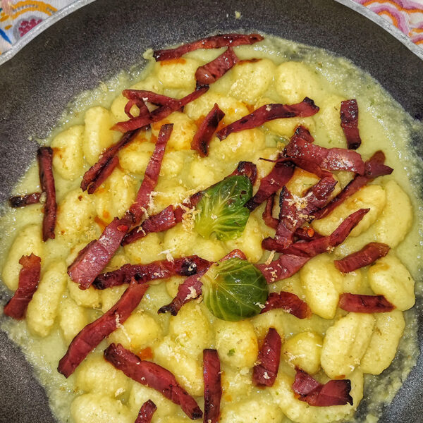 Gnocchi di patate al profumo di limone con crema di cavoletti di Bruxelles, speck e peperoncino