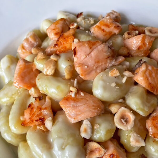 Gnocchi di patate con salmone, stracchino e nocciole tostate