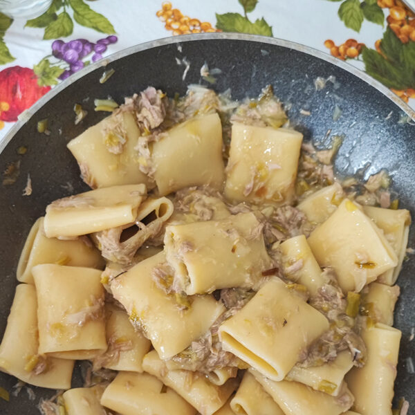 Paccheri con cipolla e tonno