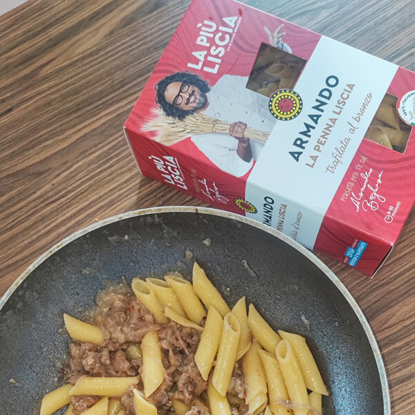 Penne, luganega e cipolla rossa