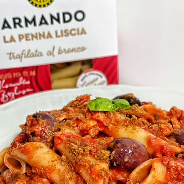 Penna liscia al pomodoro con tonno e muddica atturrata