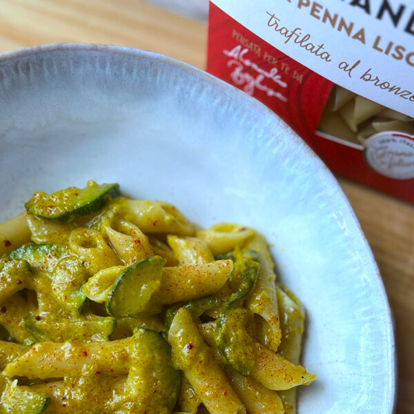 Penne con pesto di fiori di zucca, zucchine e paprika affumicata