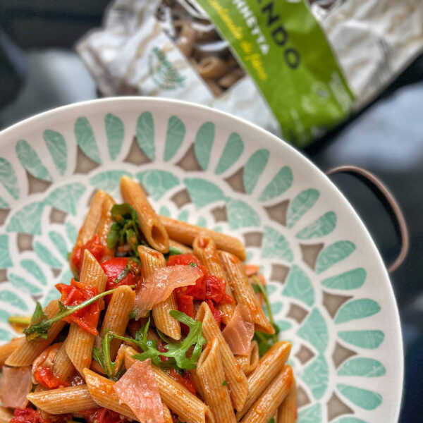 Pennette integrali con rucola, datterini e salmone