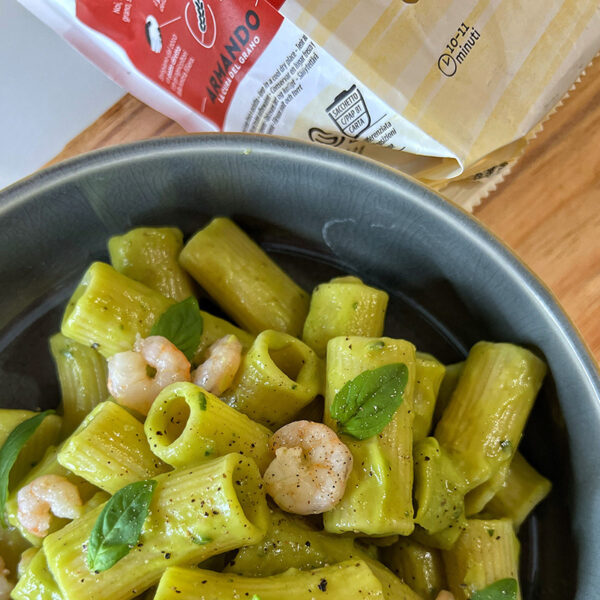 Rigatoni con crema di avocado, lime e gamberetti