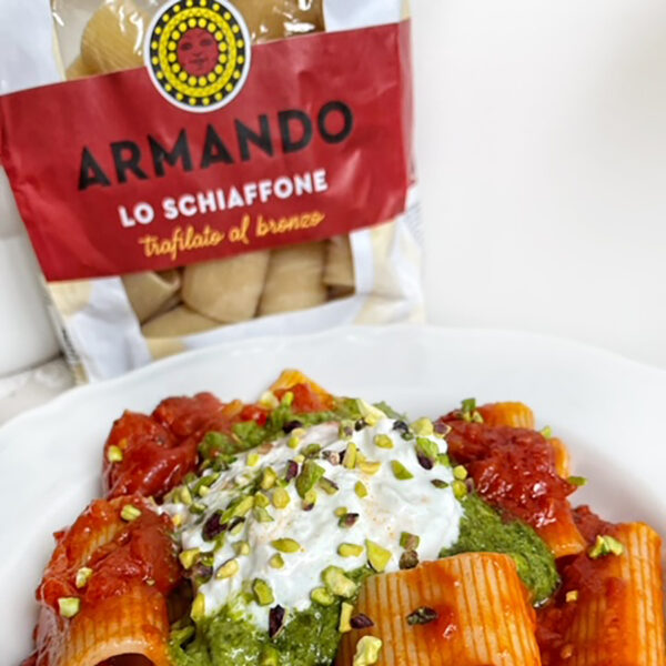 Schiaffoni al pomodoro con crescenza, pesto di basilico e granella di pistacchi