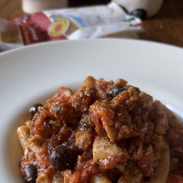 Pasta con sugo alle olive e merluzzo