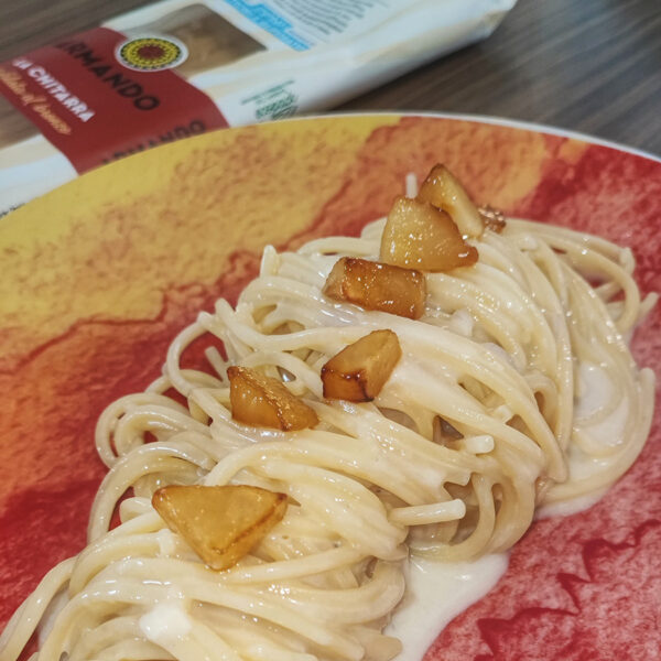 Spaghetti alla chitarra taleggio e pere caramellate