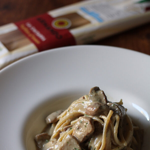 Pasta con pesto di noci e porcini