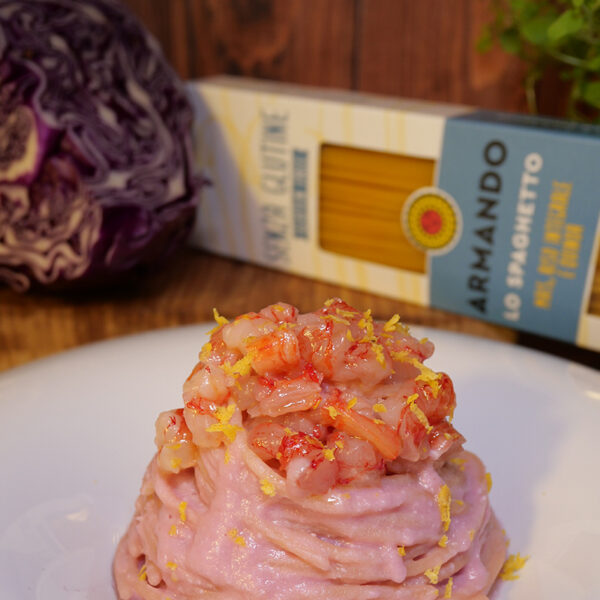 Spaghetti senza glutine con crema di verza viola e gamberi