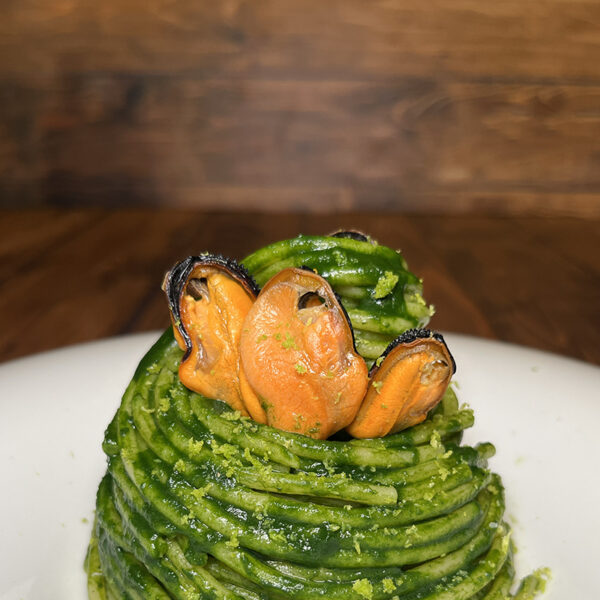 Spaghettone con cavolo nero e cozze