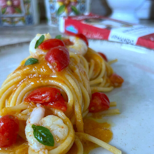 Spaghettoni con polpa di datterino gialli, rossi e gamberi