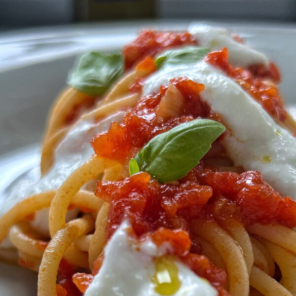Spaghettone con salsa di pomodoro fresco e crema di ricotta