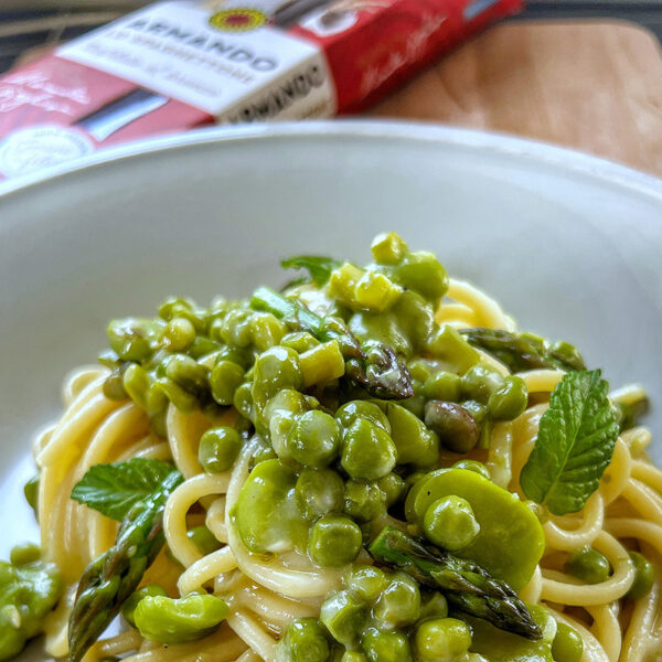 Spaghettone con fave, piselli, asparagi e pecorino