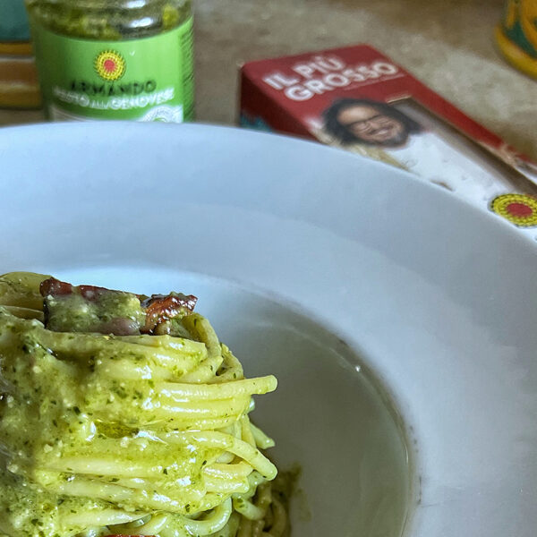 Spaghettoni con pomodorini secchi e speck croccante