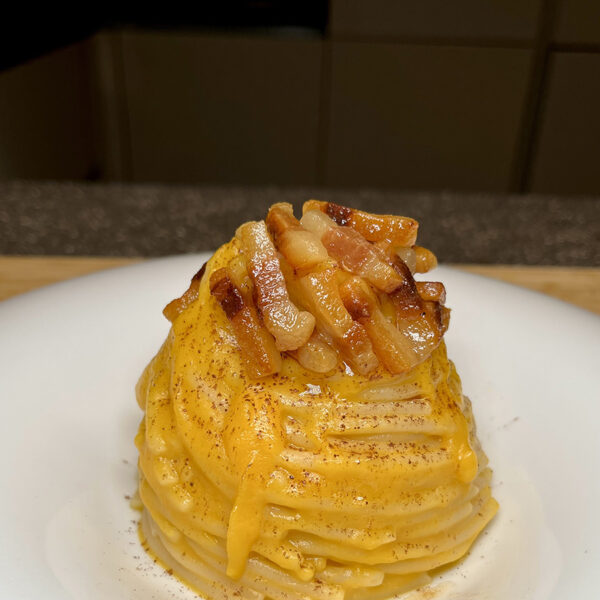 Spaghettone con crema di zucca, guanciale croccante e cacao