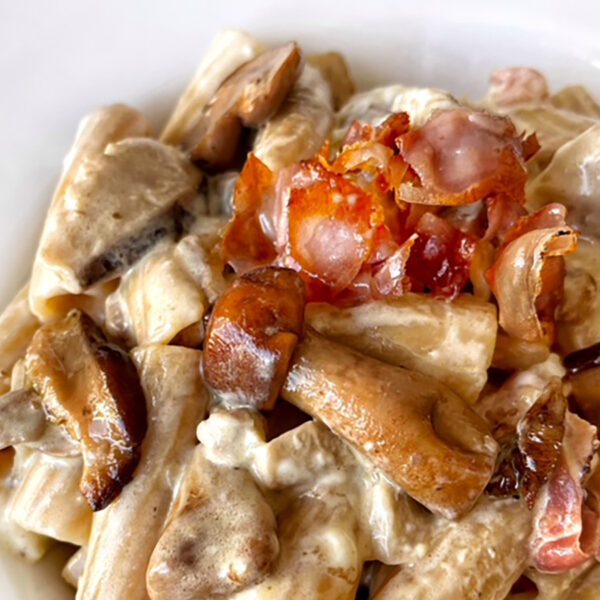 Tortiglioni integrali con funghi, crescenza e speck croccante