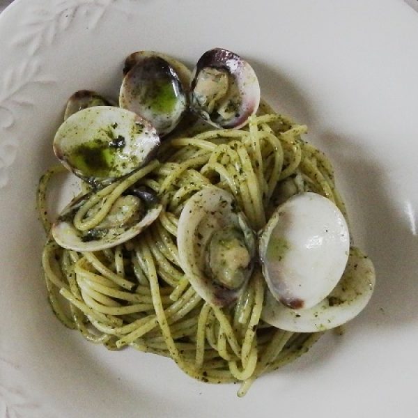 Spaghetti mit Schwarzkohlpesto und Venusmuscheln