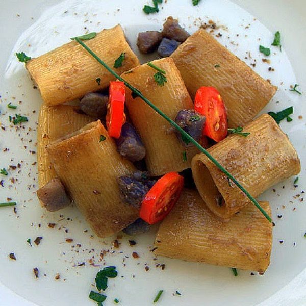 Schiaffoni con alici di cetara, patate viola e granella di cucunci