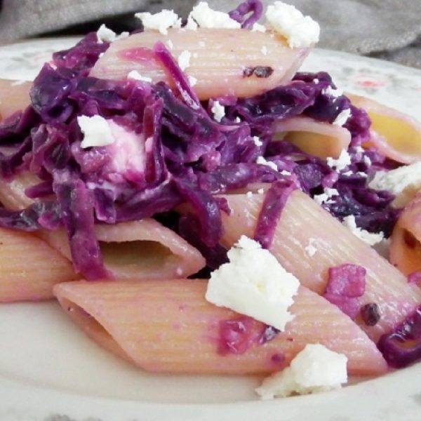 Penne mit Rotkohl, Taleggio-Käse und Speck