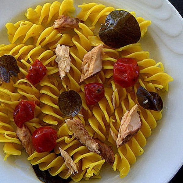 Gelbe Fusillone mit Makrele, konfierten Kirschtomaten und Kapernblättern in Olivenöl
