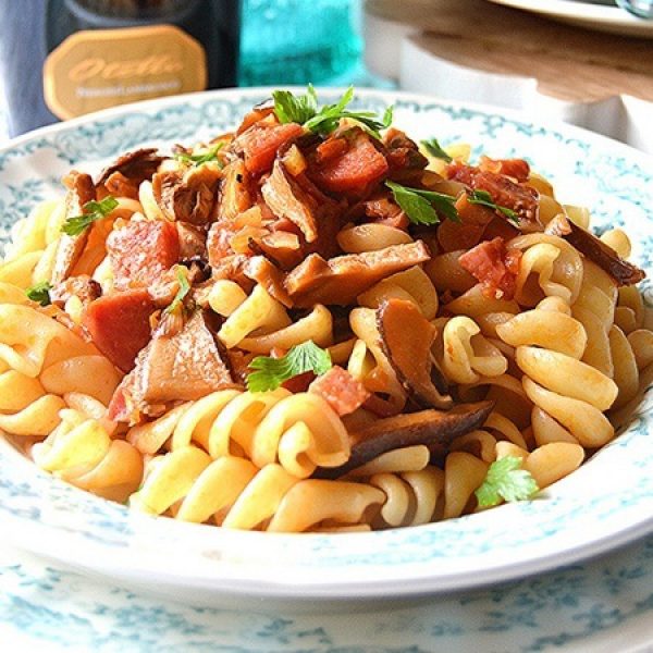 Fusilli mit Salami (strolghino di culatello) und getrockneten Pilzen