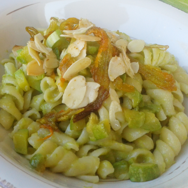 Fusilli mit Blumen und Zucchini-Pesto