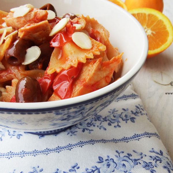 Zitrus-Farfalle mit Thunfisch und schwarzen Oliven