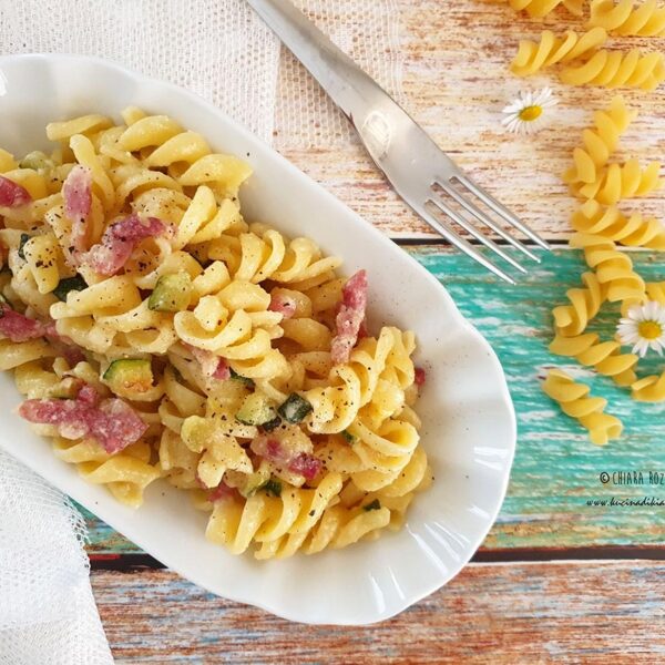 Fusilli Pasta Armando mit Zucchini, geräuchertem Speck und Mandelpesto