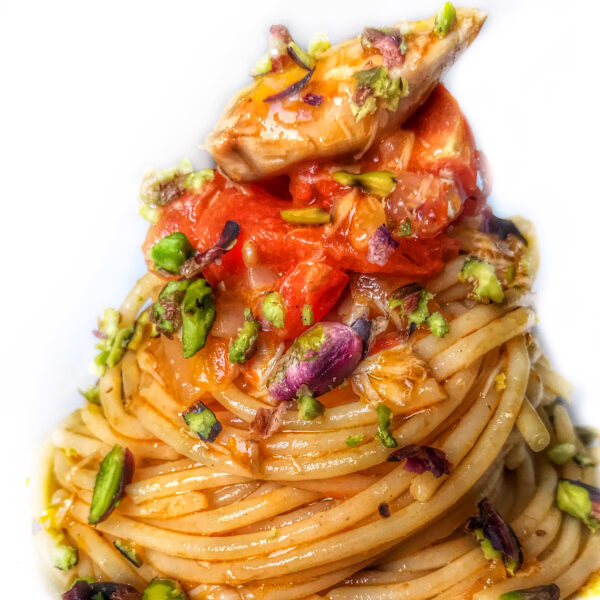 Spaghetti mit Kirschtomaten, Makrelenfilets und gehackten Pistazien