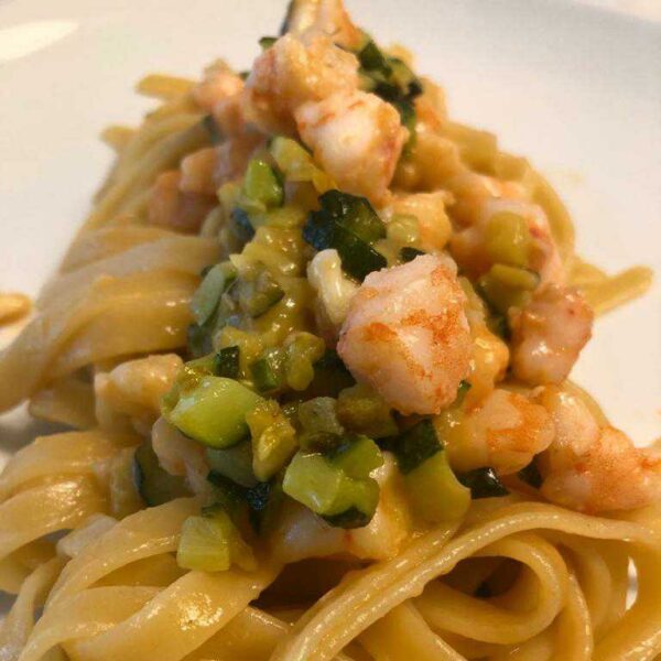 Fettucce Pasta Armando con bisque, gamberi e zucchine