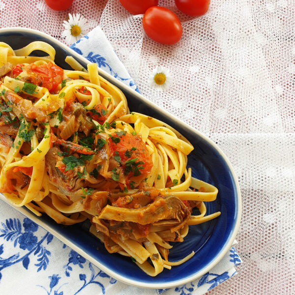 Fettuccia Pasta Armando con sugo piccante di carciofi e acciughe