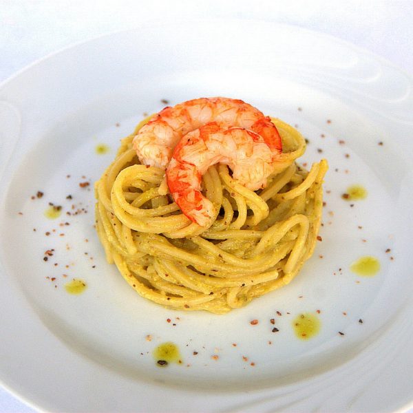 Spaghetti al pesto di pistacchi con gamberi e granella di cucunci