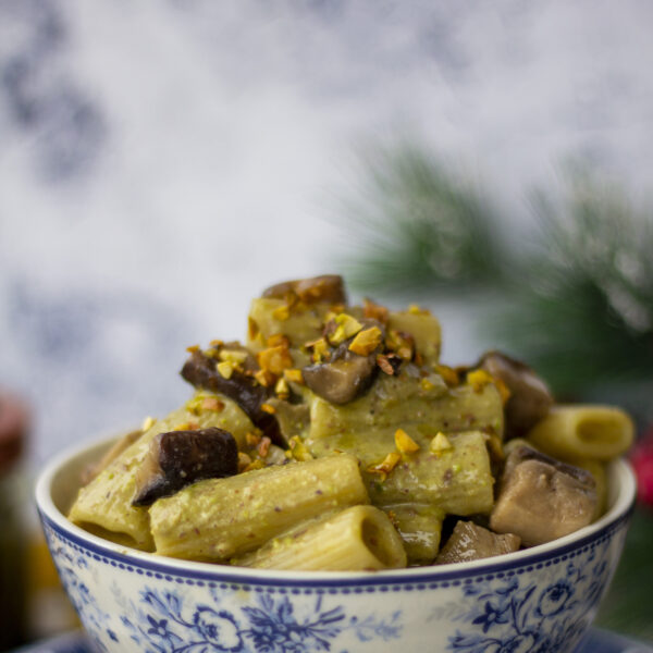 Tortiglioni mit Burratacreme, Pistazienpesto und Steinpilzen