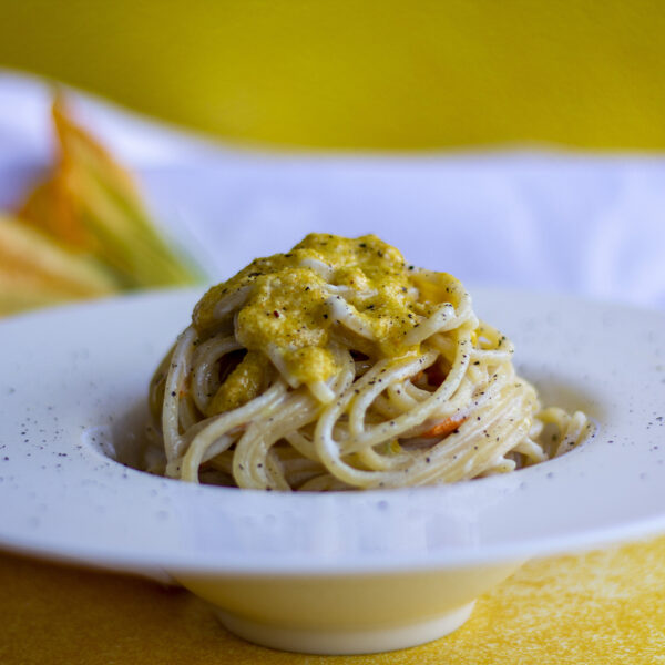 Spaghetti mit Zucchiniblütenpesto, Sardellen und Parmesancreme