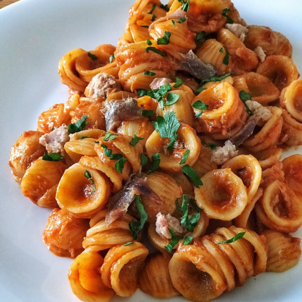 Orecchiette con tonno e acciughe