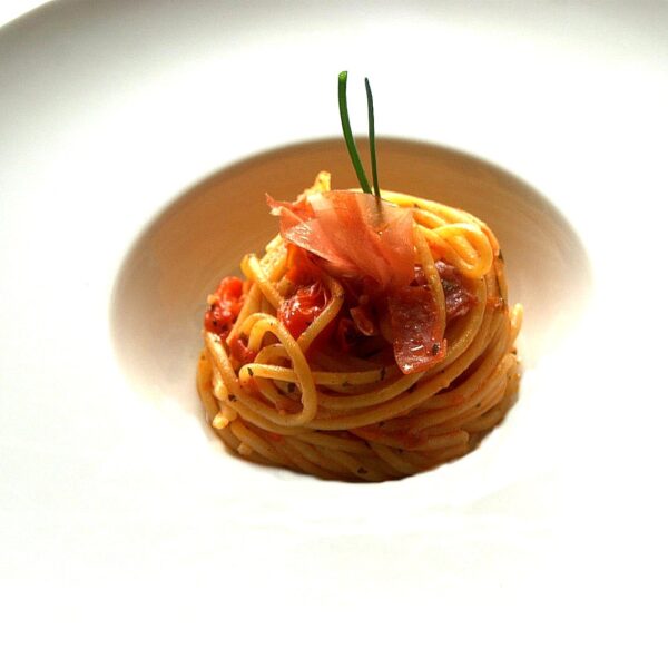 Lo spaghetto con fiocco di prosciutto e pomodori datterini