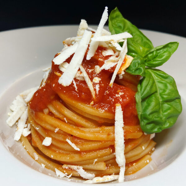 Chitarra mit hausgemachten geschälten Tomaten, Basilikum und gesalzenem Ricotta