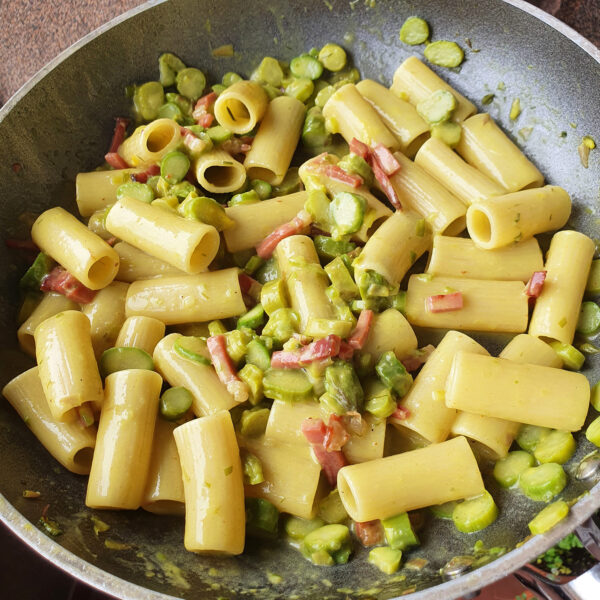 Rigatoni mit Spargel, knusprigem Speck und Curry-Stracchino-Creme