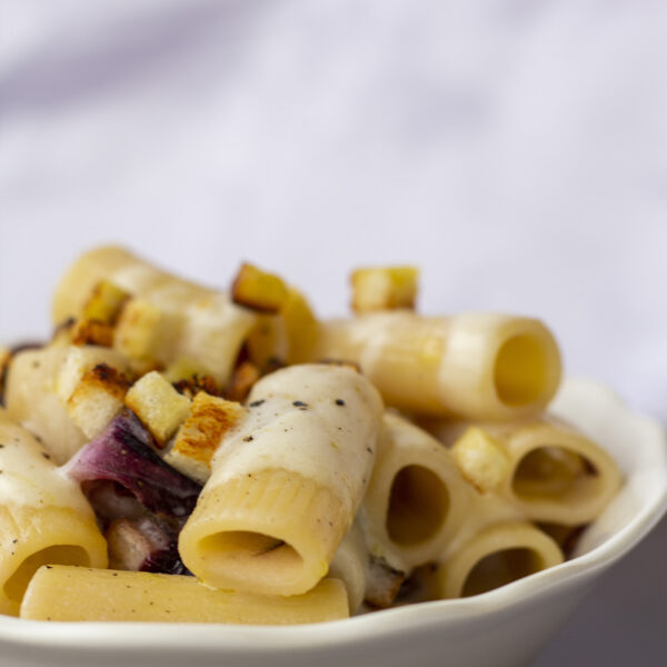 Rigatoni mit Crescenza-Fondue mit Pistazienlikör und Radicchio aus Verona