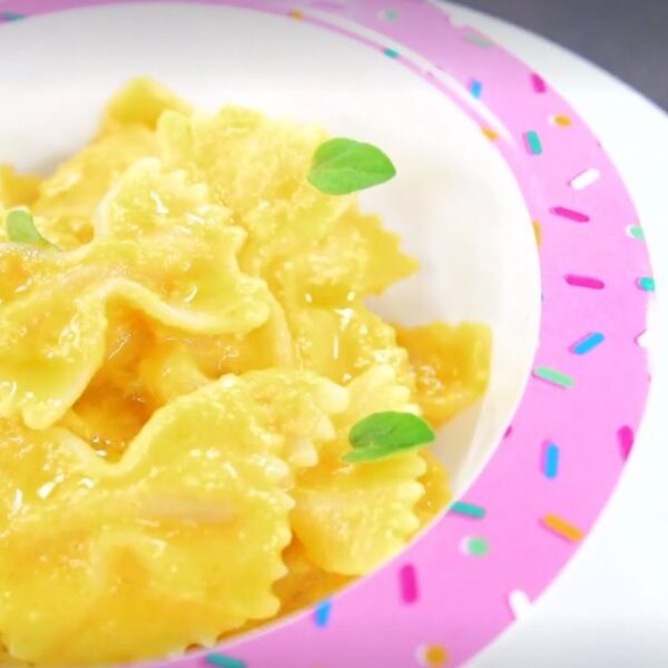 Farfalle con vellutata di carote e uova