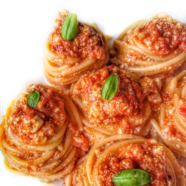 Spaghetti al sugo di pomodoro e ricotta