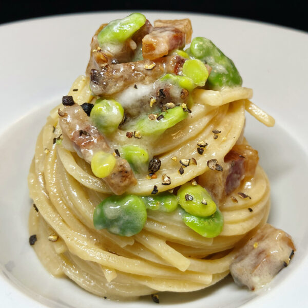 Chitarra Pasta Armando mit Saubohnen, Speck und Pecorino-Käse