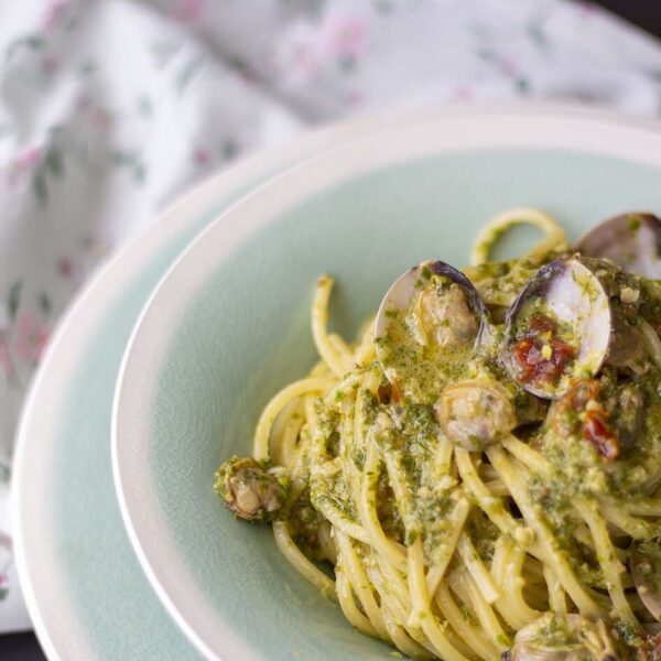 Chitarra Pasta Armando con pesto di foglie di sedano e vongole