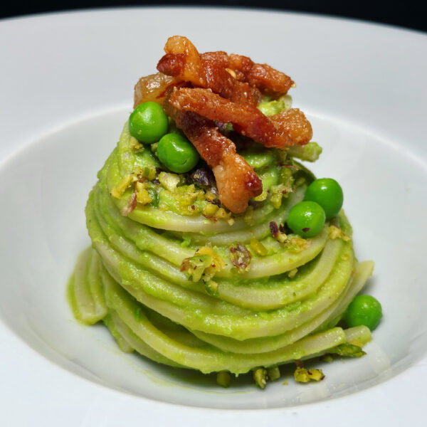 Chitarra Pasta Armando mit Erbsencreme und knusprigem Speck