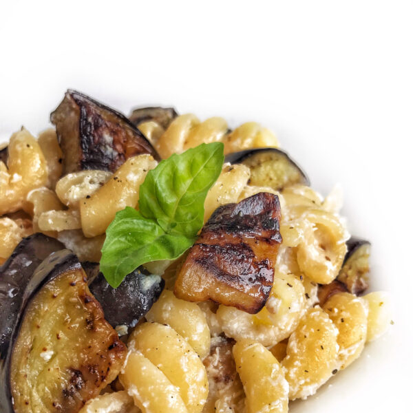 Fusilli con melanzane, ricotta salata e basilico fresco.