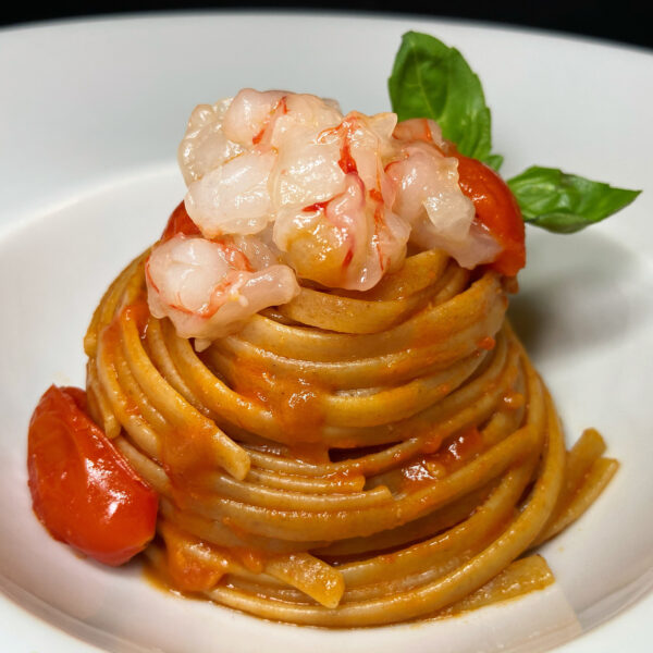 Bio-Vollkorn-Linguine mit Garnelen, Bisque und Datterini-Tomaten