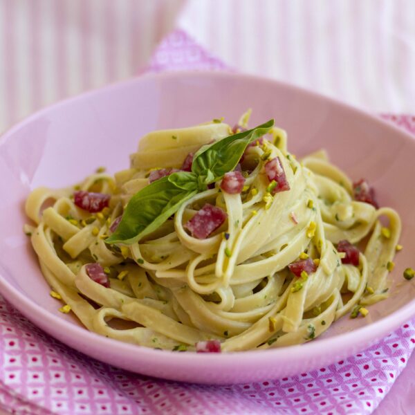 Linguine Pasta Armando mit Saubohnencreme und Basilikum, Salami und Pistazien