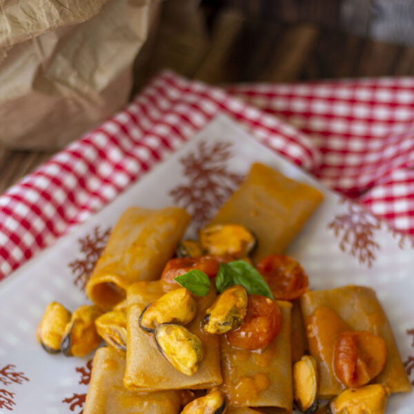 Paccheri integrali con sugo di verdure e cozze