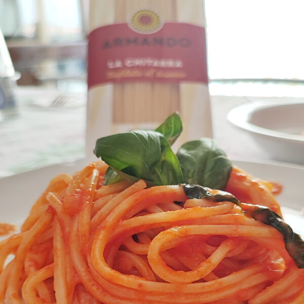 Spaghetti con sugo di pomodoro fresco